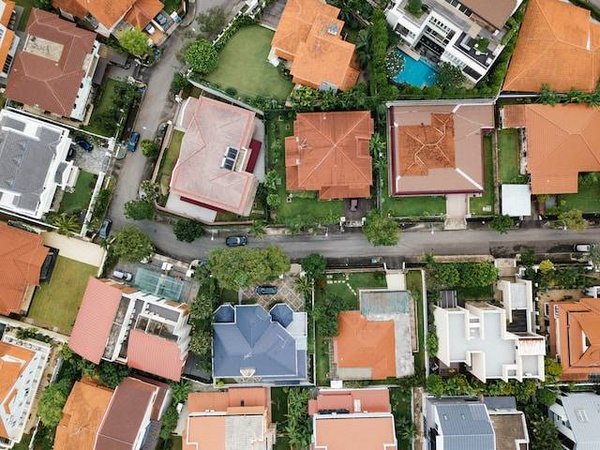 Quels sont les avantages et les inconvénients d'acheter une maison de village à Busca, un quartier proche du centre-ville de Toulouse ?