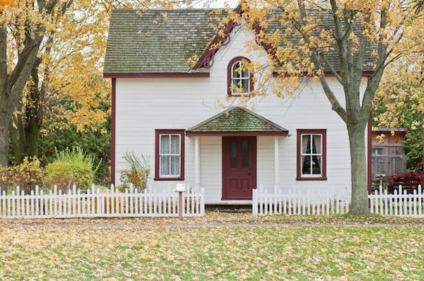 Quels sont les charmes et les contraintes d'acheter une maison de village à Arcangues ?