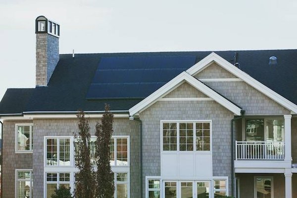 Pourquoi faut-il prévoir d'installer des panneaux solaires lors de la rénovation de sa maison ?